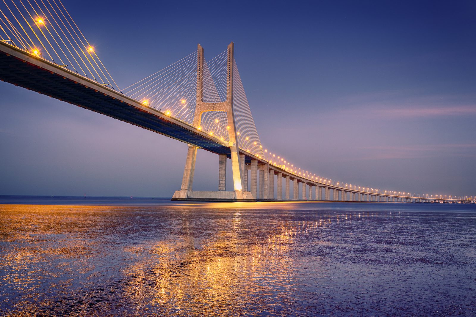 Se você está pensando em investir em imóveis para alojamento local em Portugal, considere investir em acomodações locais, como aluguel por temporada no Airbnb, Booking , entre outros, pois estes são muito mais rentáveis do que o aluguel de longa duração.